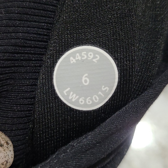 Lululemon cropped Studio pant - Picture 2 of 3